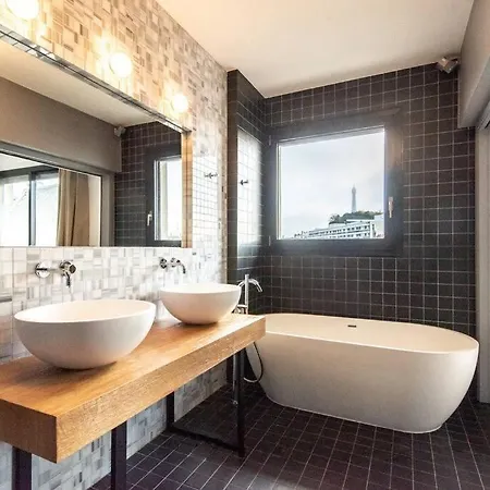 Luxuriousflat#victorhugo#trocadero#vieweffeiltower * Parigi